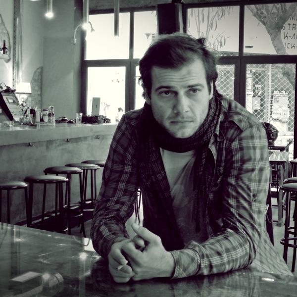 Ο Ορέστης Τζιόβας Μιλάει στον Κώστα Οικονόμου.
