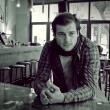 Ο Ορέστης Τζιόβας Μιλάει στον Κώστα Οικονόμου.